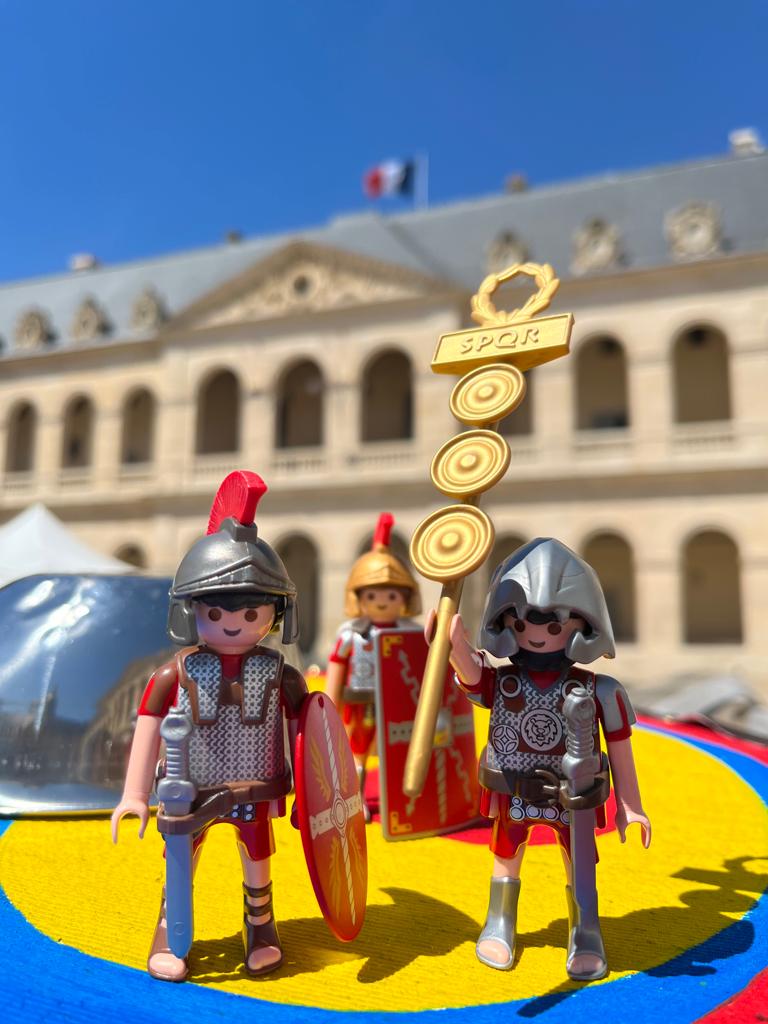 des playmobils en soldats romains, devant le musée de l'armée
