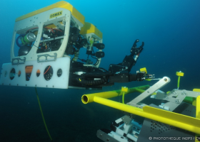 Connexion sous-marine par un robot téléopéré.