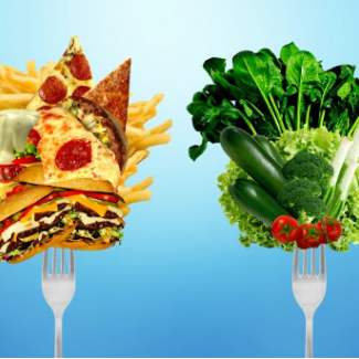 deux fourchettes, l'une tenant des aliments gras et salés, l'autre des légumes