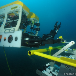 Connexion sous-marine par un robot téléopéré.