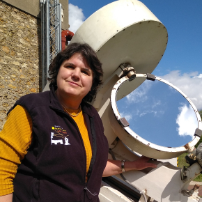 photo d'Isabelle Bualé devant un des miroirs de son instrument